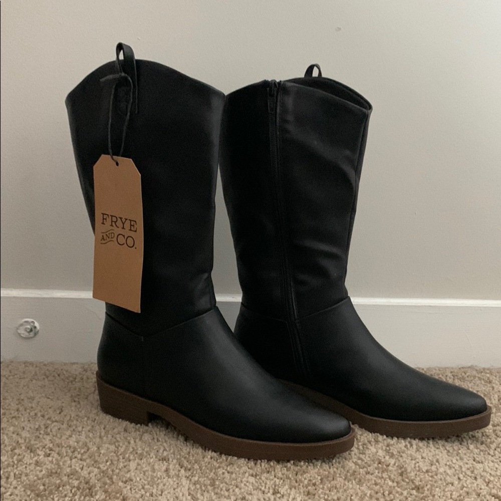 FRYE AND CO. Black Heeled Boots with Textured Leather and Pointed Toe